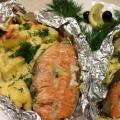 How to bake chum salmon in pieces with vegetables and cheese