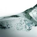 Destillerat vatten: hur man får rent vatten under olika förhållanden