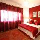 Makuuhuone punaisilla sävyillä: oikea värin käyttö sisustuksessa