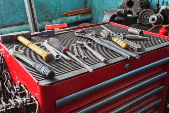 Mga aksesorya sa garahe ng DIY - mga makinang gawa sa bahay, mga tool
