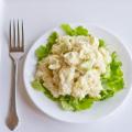Hvordan lage amerikansk potetsalat for en solid mellommåltid